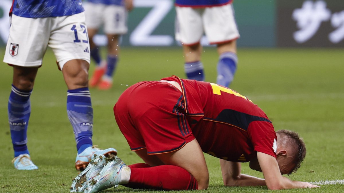 Dani Olmo de España tras una falta hoy, en un partido de la fase de grupos del Mundial de Fútbol Qatar 2022 entre Japón y España en el estadio Internacional Jalifa en Doha (Catar).