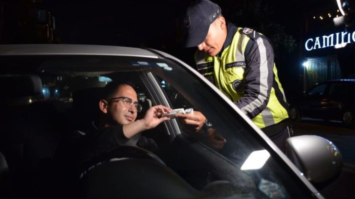 Operativo. Conductores fueron abordados para las revisiones efectuadas en la capital.