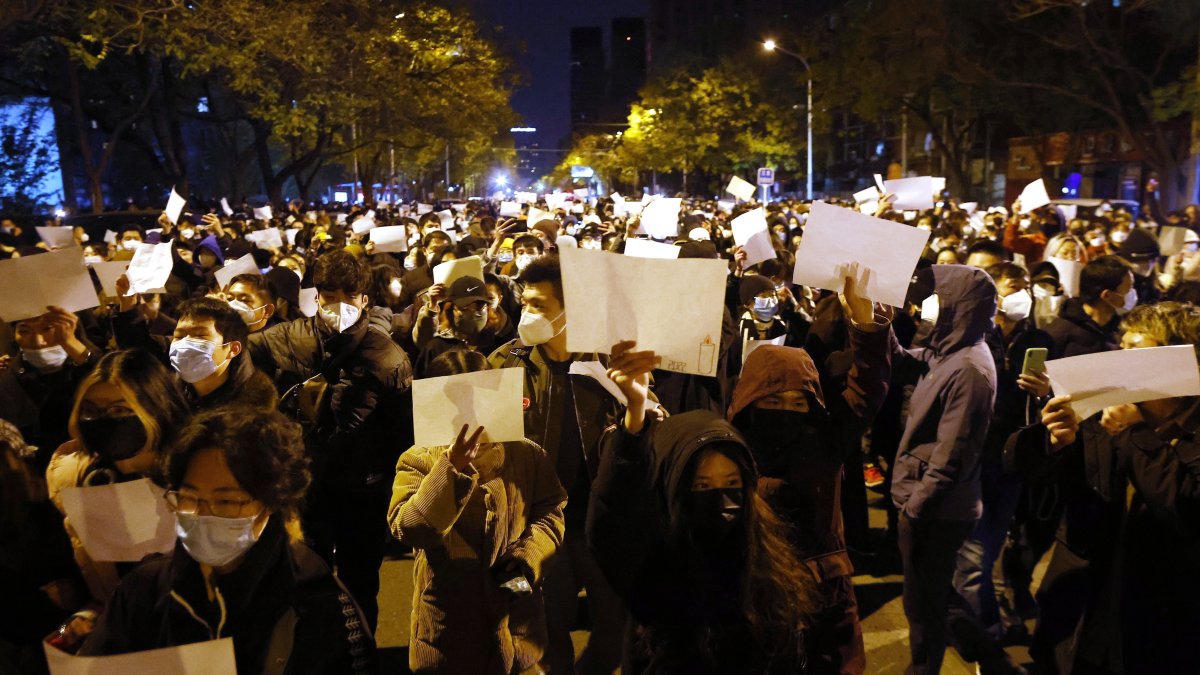Foto de archivo de una protesta en Pekín contra las medidas de confinamiento después de un incendio en Urumqi que mató a 10 personas. EFE/EPA/MARK R. CRISTINO