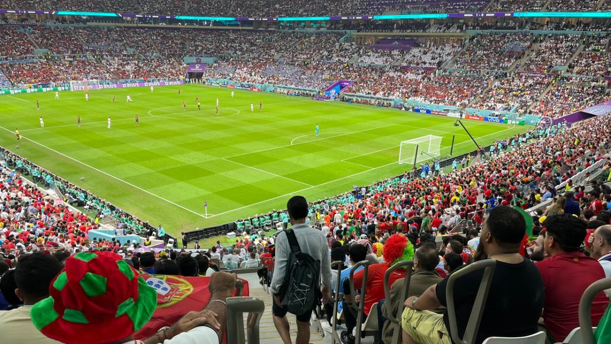 Antes de que terminen los partidos, es común apreciar a decenas de hinchas moverse entre las gradas para retirarse de los escenarios, con el objetivo de poder llegar a otros partidos del torneo.