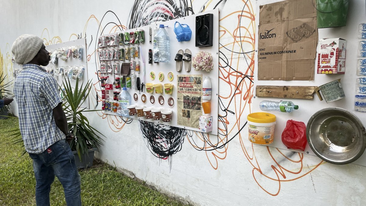 Decenas de botes arrojados a la basura envasados al vacío se exponen en el Instituto Cervantes de Dakar junto a las fotografías de sus consumidores, un proyecto del colectivo español Basurama ./