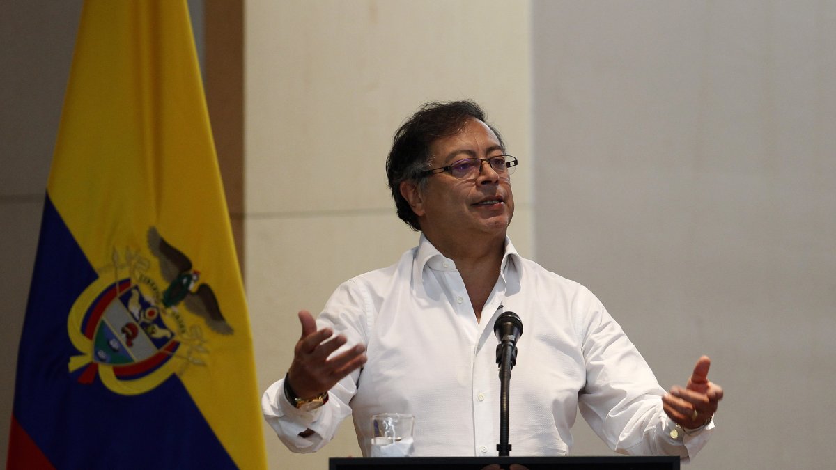 Gustavo Petro se refirió a los incidentes donde fueron atacados miembros del Ejército de Colombia