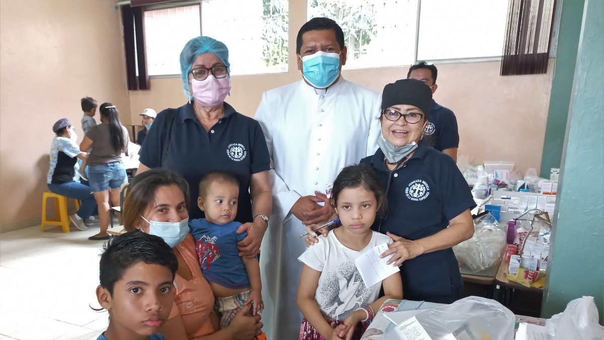 Guayaquil. Varios pacientes aparecen, tras recibir la atención médica.