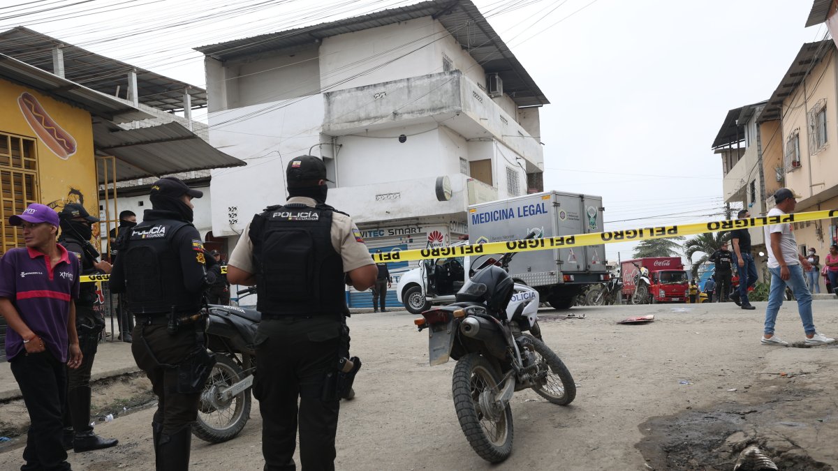 Guayaquil. El cuerpo es embarcado en el carro de Medicina Legal.