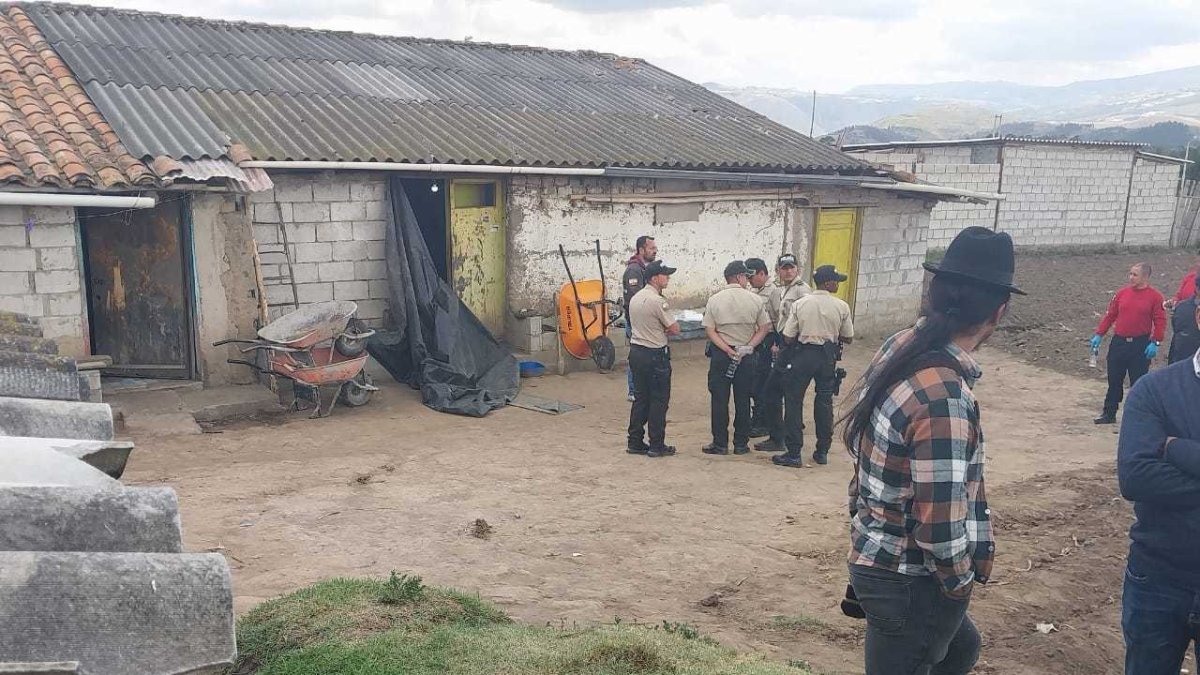 Pedro Moncayo. Elementos de la Policía recogen evidencias.