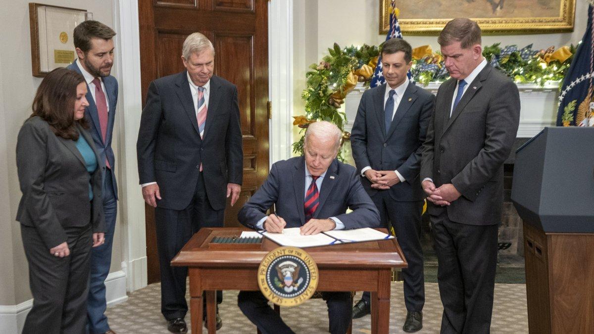 El presidente de los Estados Unidos, Joe Biden, con el secretario del Trabajo, Marty Walsh (d), y otros colabores  en la Sala Roosevelt de la Casa Blanca en Washington, DC, EE. UU. /Shawn Thew