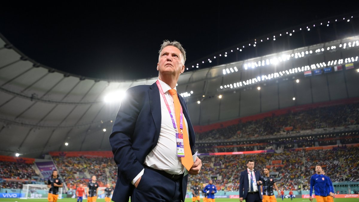 Louis Van Gaal, técnico neerlandés,  cumple su tercer ciclo al mando de Países Bajos. Su mejor desempeño fue en Brasil 2014, cuando quedo tercera del certamen.