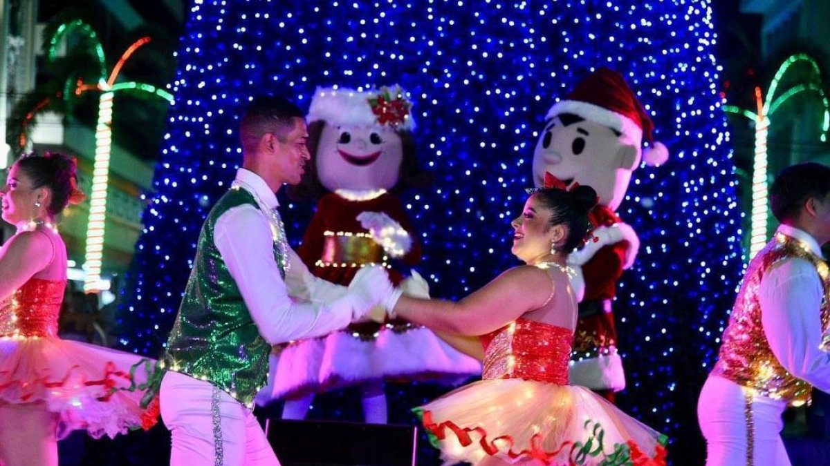 La ciudadanía quiere que la Plaza de la Administración permanezca con una iluminación similar todo el año.