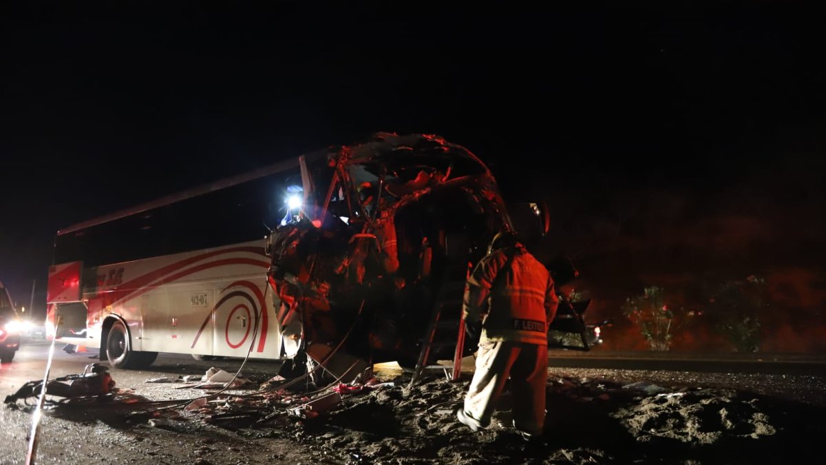 El bus se impactó contra un camión, resultando dañada la parte frontal.