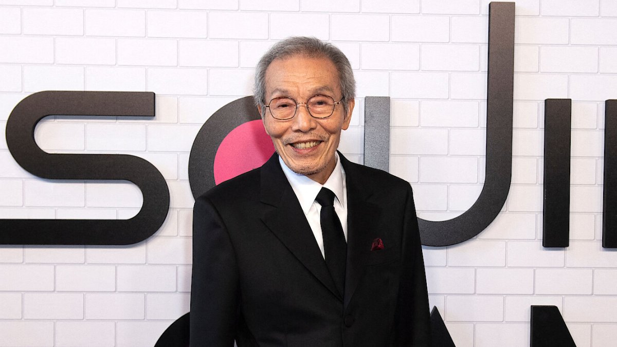 El artista se defiende y afirma que solo sostuvo las manos de la mujer mientras caminaban alrededor de un lago.