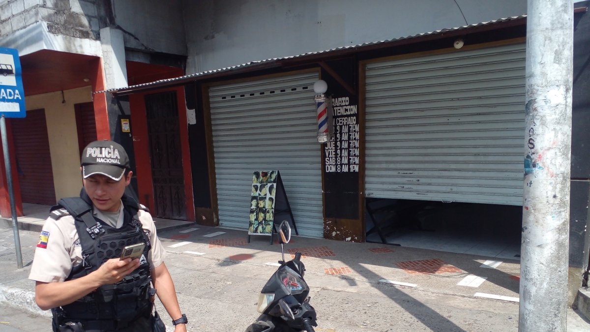 Balzar. Un joven peluquero fue tiroteado en plena faena.