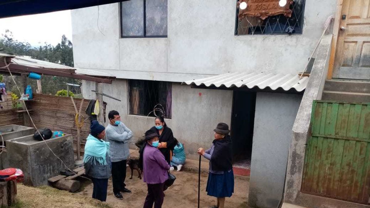 Duelo. Las honras fúnebres de los niños asesinados la mañana del jueves se realizaron en el domicilio de la familia materna. La abuela de los pequeños habló de su desgracia.