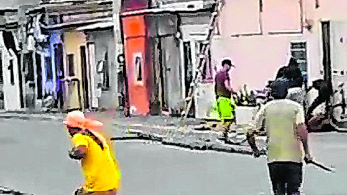 Guayaquil. La víctima cuando era atacada por sus perseguidores.