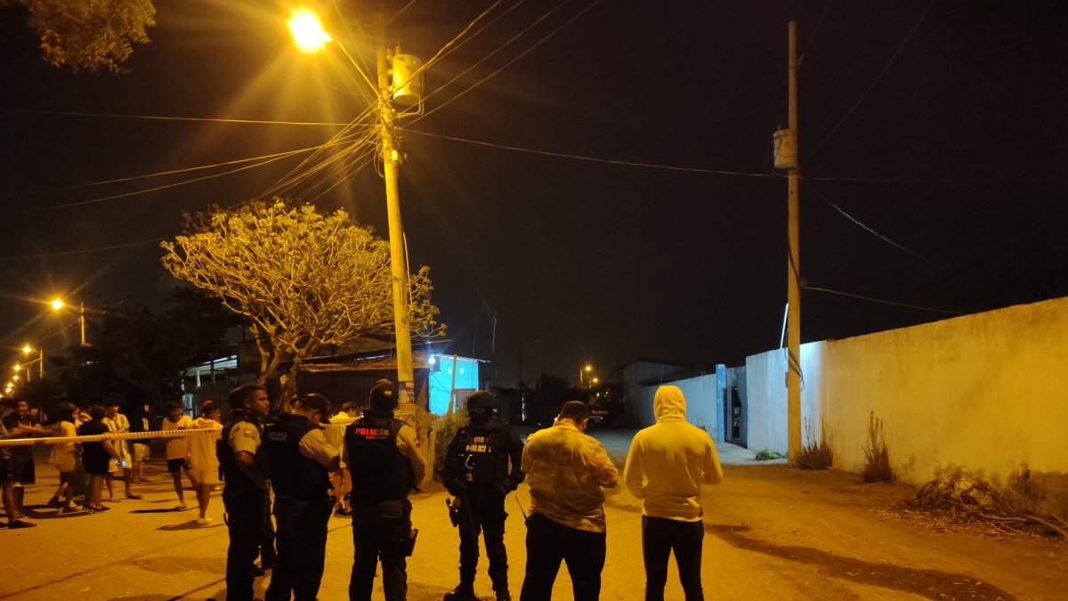 Montecristi. En la puerta se ven parte de los daños generados.