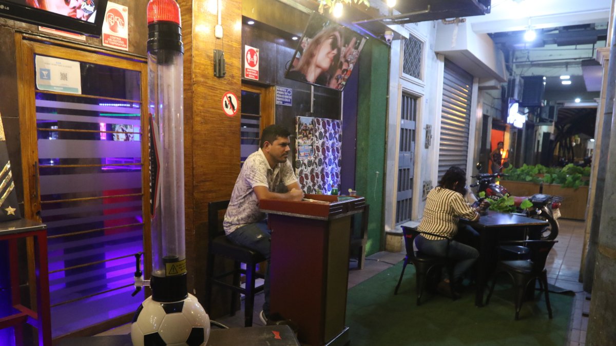 Trabajadores. Los empleados prácticamente están de brazos cruzados debido a la ausencia de clientes. Cuando ven a personas, promocionan sus ofertas para atraerlas.