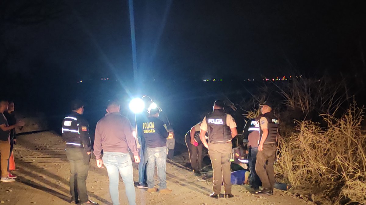 Montecristi. Uniformados recorren la zona donde dejaron el cuerpo.