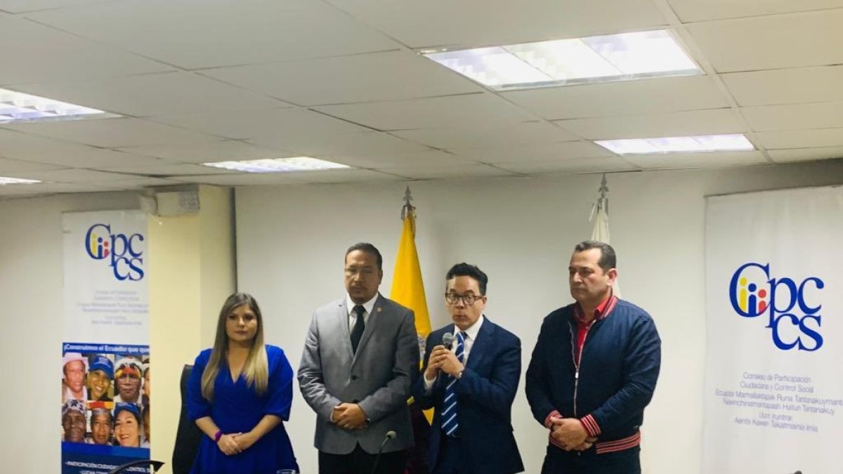 Acto. El nuevo superintendente de Bancos durante la sesión del Consejo de Participación Ciudadana.