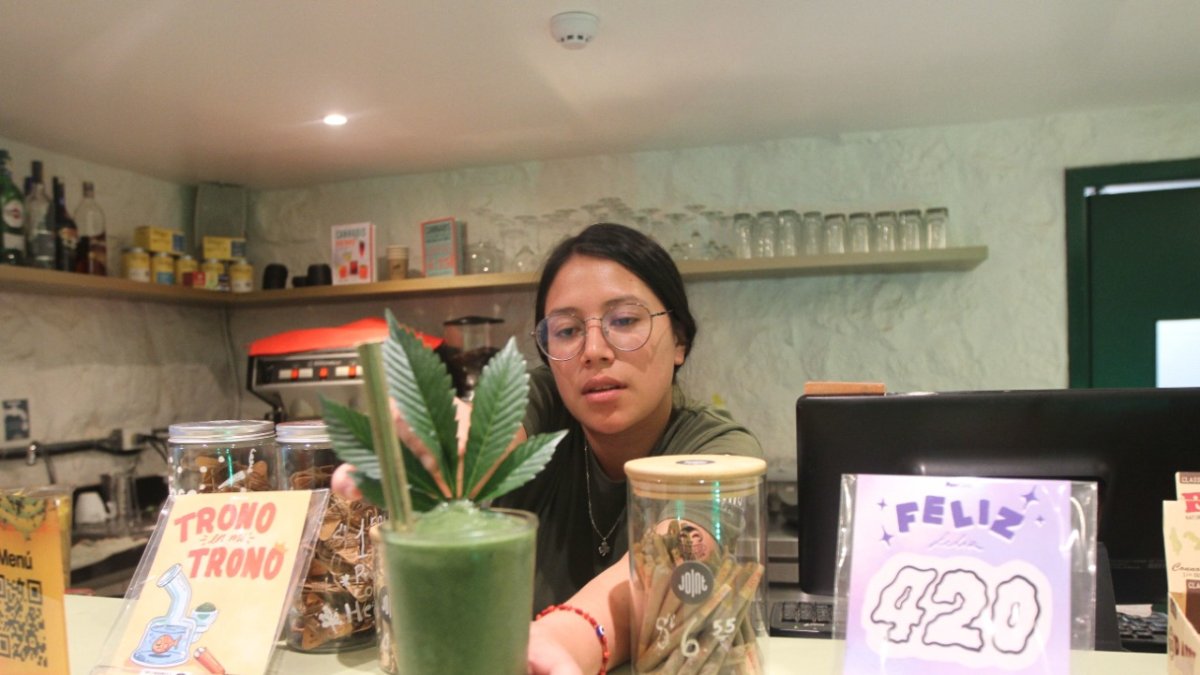 Preparación. Ana Gavilánez exhibe los productos que se pueden preparar con cannabis.