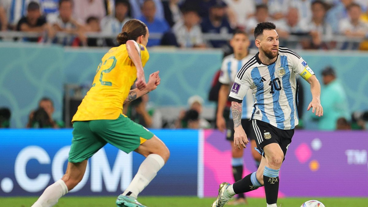 Lionel Messi (d) de Argentina en acción durante la Copa Mundial de la FIFA 2022.