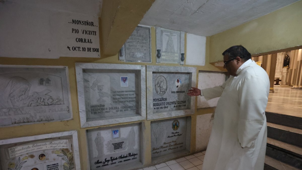 Cripta. En los bajos del Altar Mayor está la Cripta, donde reposan los restos de sacerdotes, monseñores. En la gráfica, el padre Francisco Sojos, rector de la Catedral de Guayaquil.