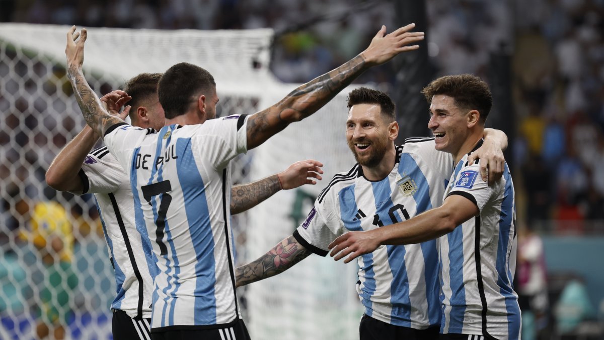 Julián Álvarez (d) de Argentina celebra un gol con Lionel Messi hoy, en un partido de los octavos de final del Mundial de Fútbol Qatar 2022 entre Argentina y Australia.