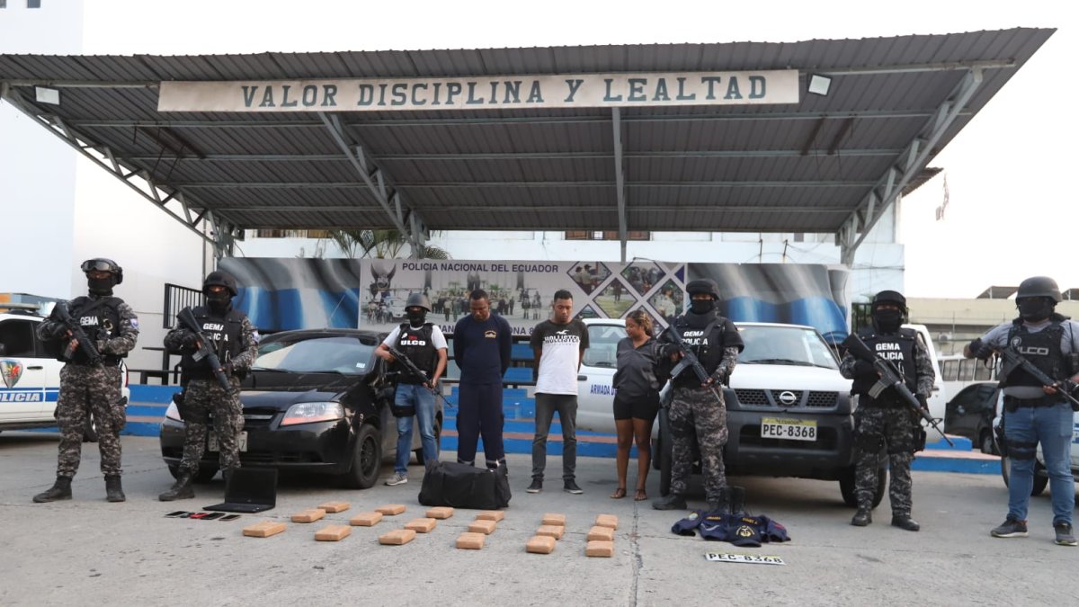 Los tres capturados fueron presentados ante las autoridades judiciales competentes.