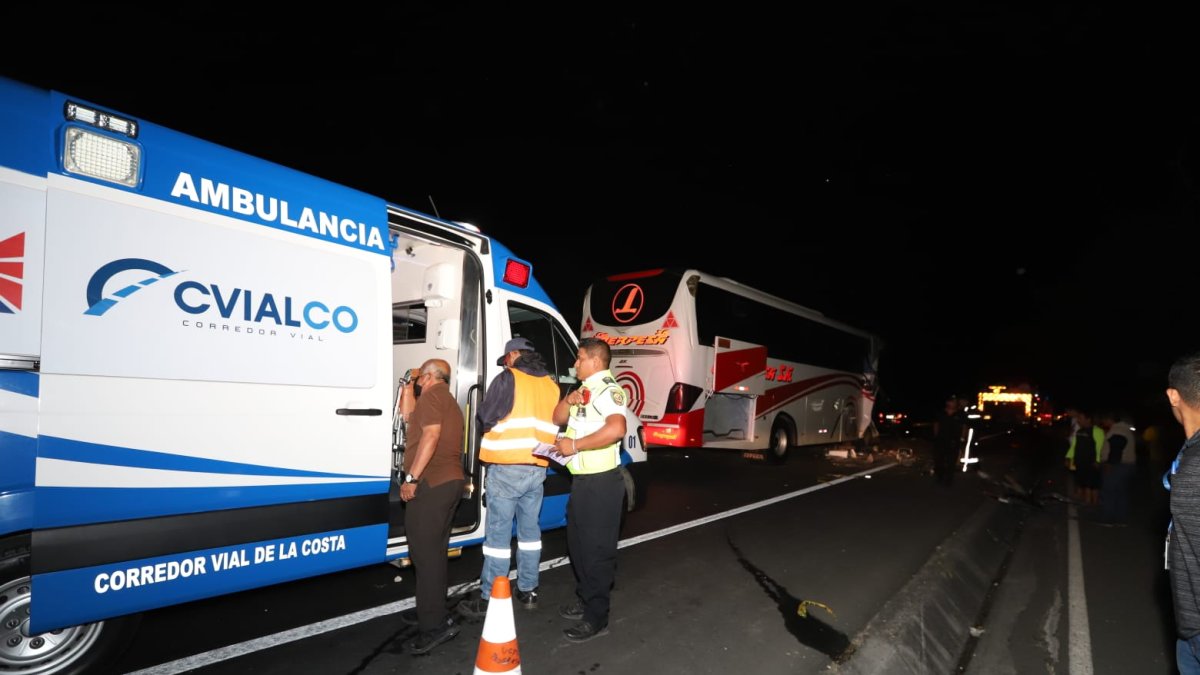 Hecho. Uno de los tres afectados en el accidente falleció dentro del bus.