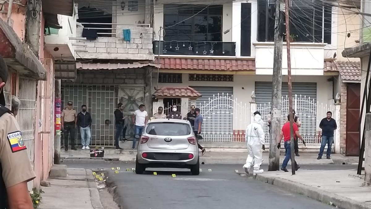 Miembros de la Policía levantan pericias en el lugar del crimen.