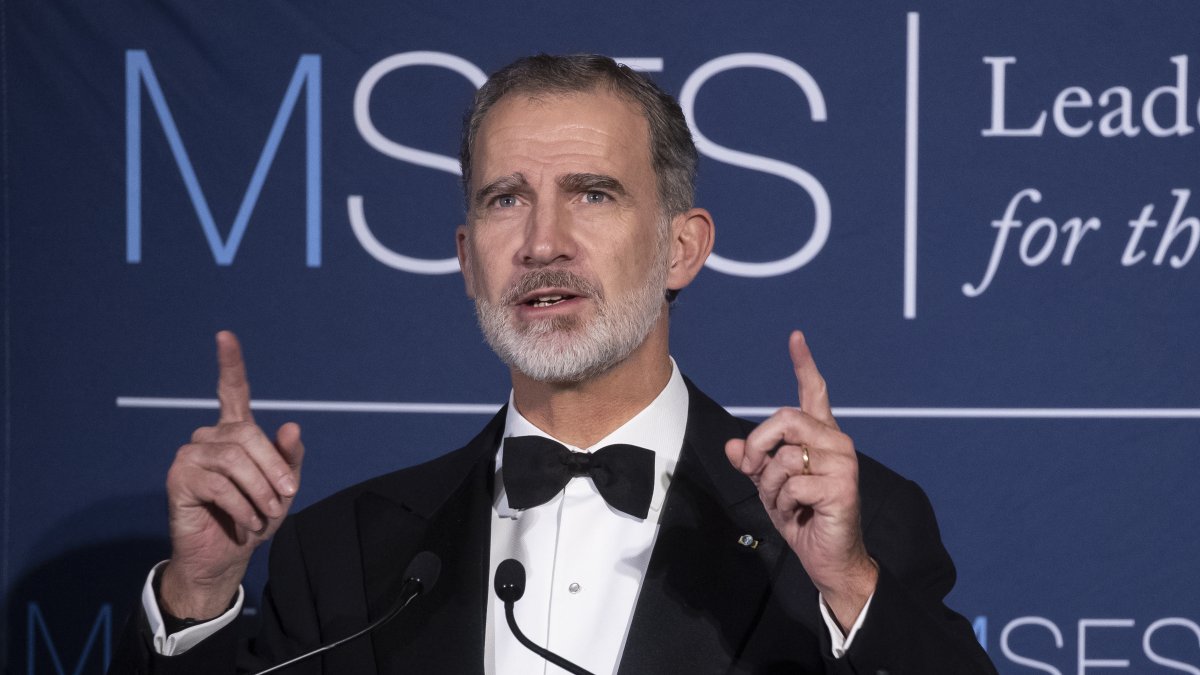 Figura. El Rey Felipe VI pronuncia su discurso en la cena de gala para conmemorar el centenario del programa de Maestría en Ciencias en Servicio Exterior de la Universidad de Georgetown.