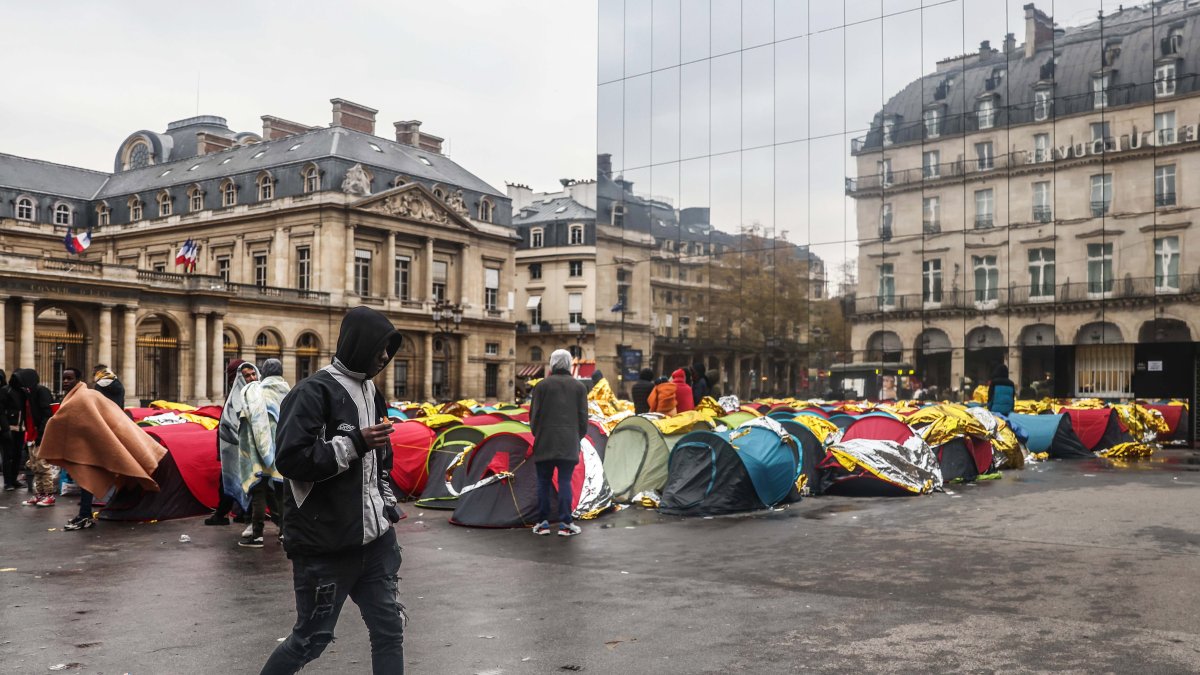 Escena. Los inmigrantes frente al edificio del Consejo de Estado.