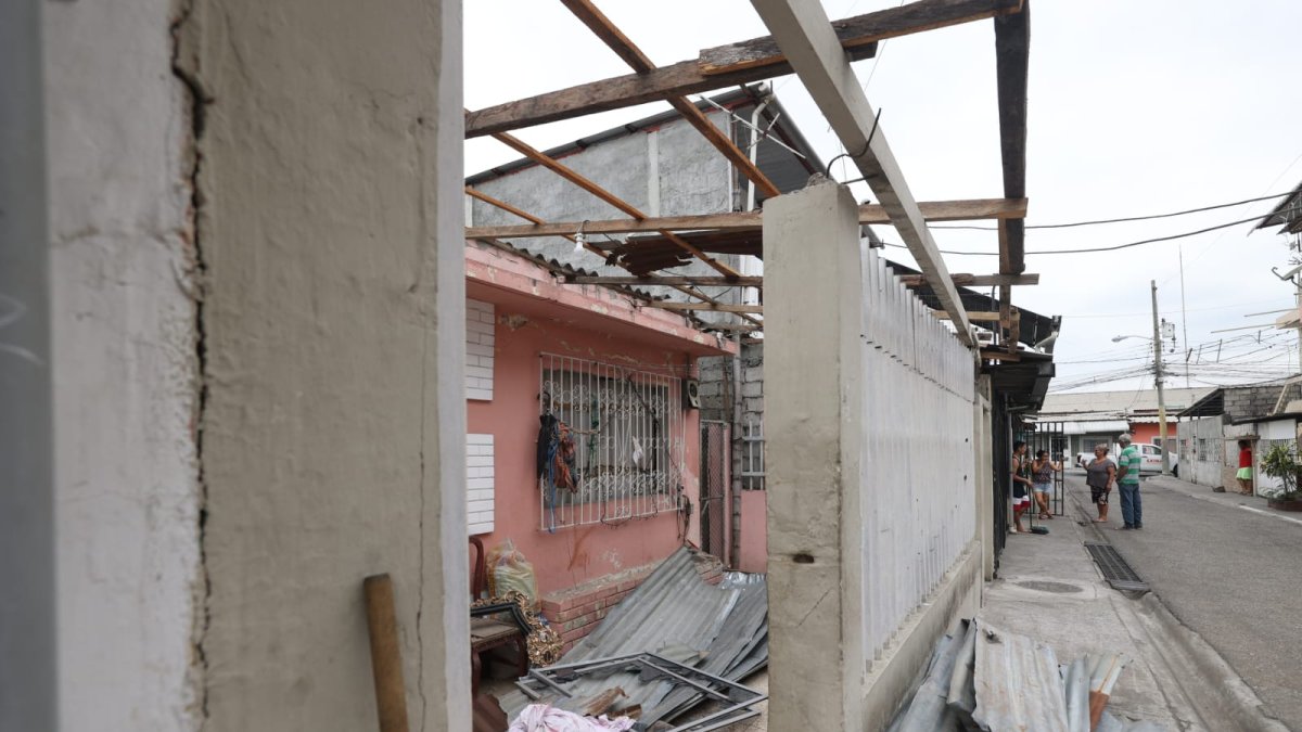 El artefacto explosivo dejó daños en varias casas del sector.