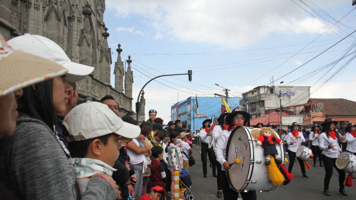Presentes. Los egresados de colegios de trayectoria rindieron homenaje.