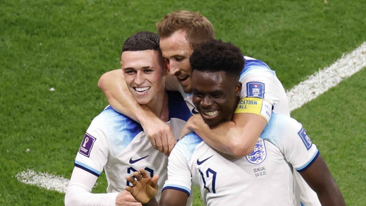 Bukayo Saka (d) de Inglaterra celebra un gol hoy, en un partido de los octavos de final del Mundial de Fútbol Qatar 2022 entre Inglaterra y Senegal.