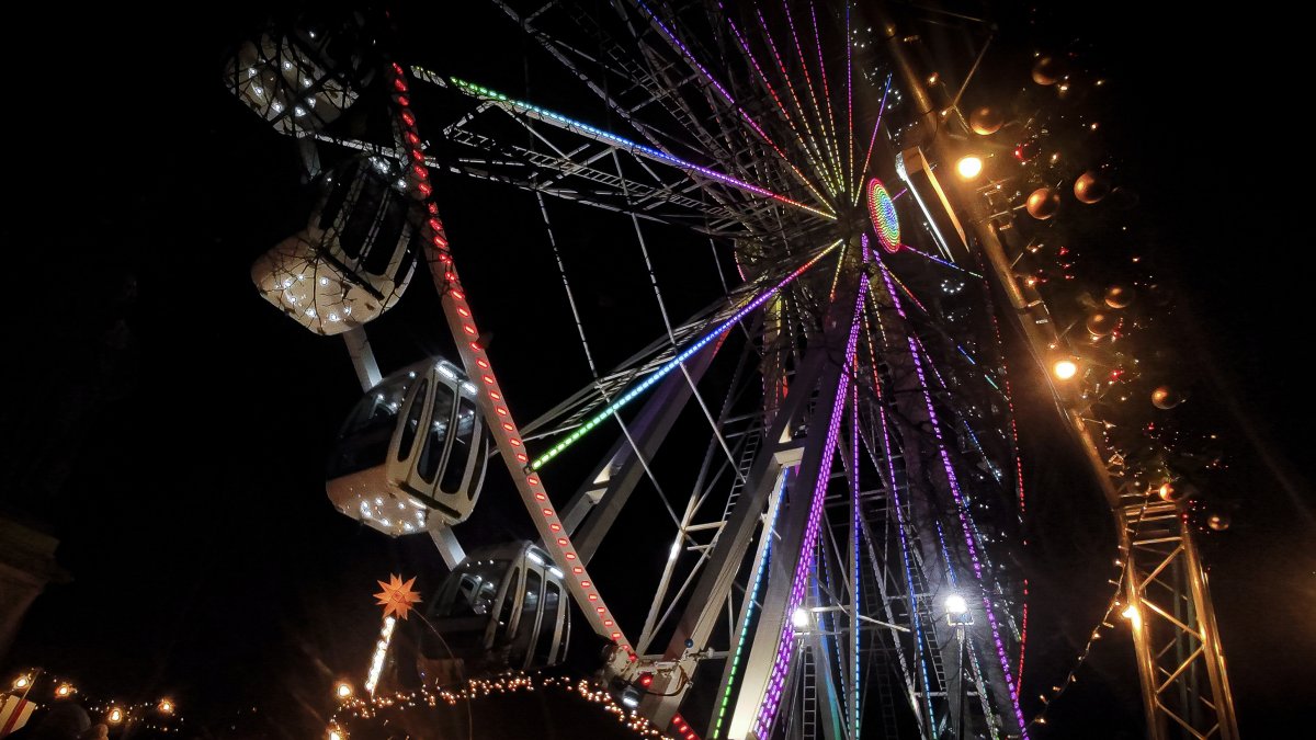 Ubicación.  El mercado y su atractiva noria se ubican en pleno corazón de la capital de Escocia, en la populosa Princess Street.