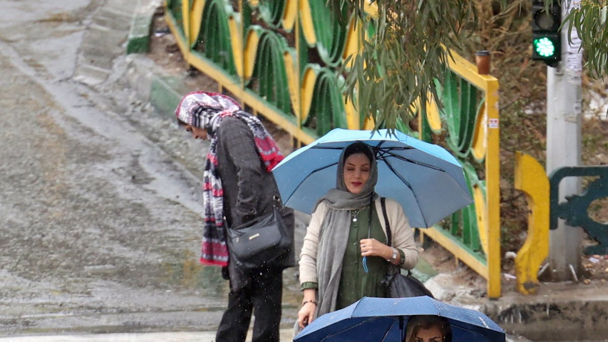 Escena. Personas caminan en una calle en Teherán después de que el fiscal general Mohammad Jafar Montazerí anunció la supresión de este sistema.