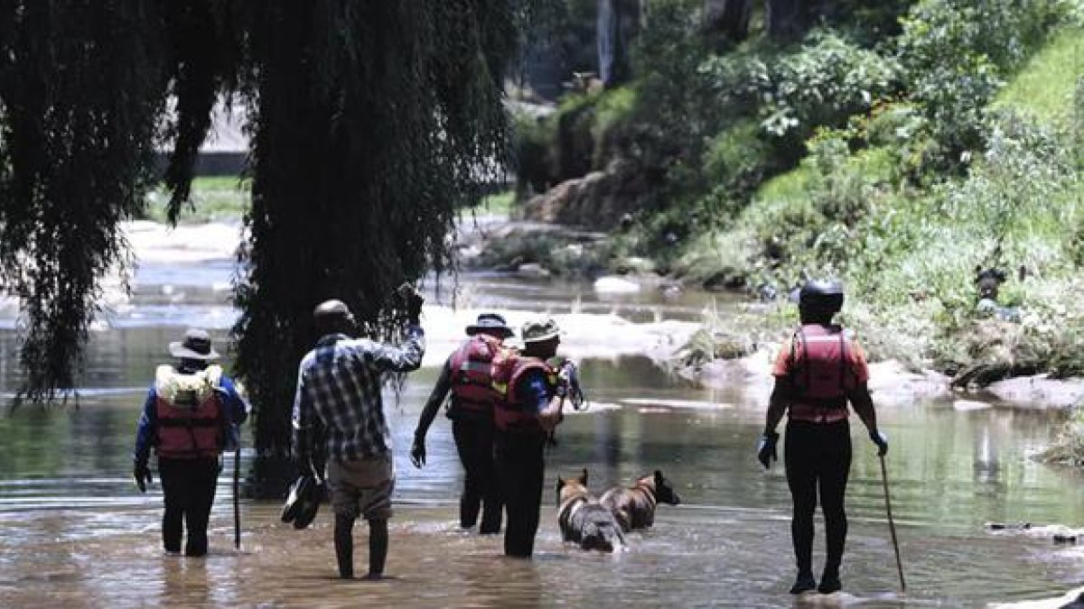 Hasta el momento, el equipo de respuesta -formado por agentes de Policía y miembros de los EMS- rescataron a una persona con vida
