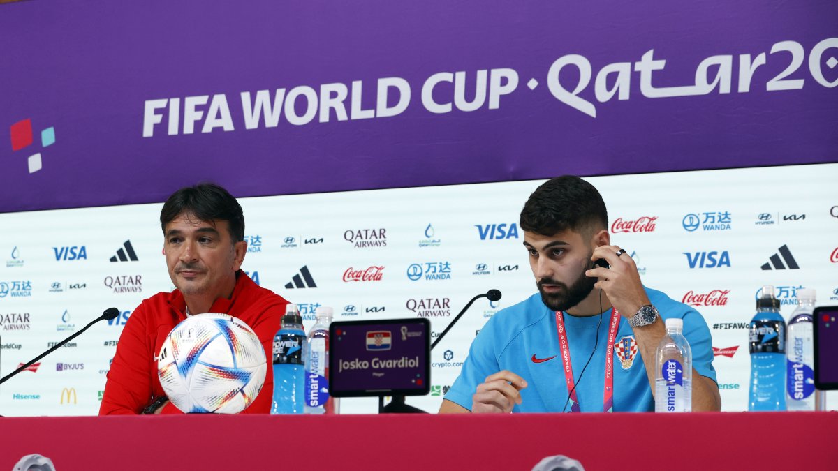 El técnico Zlatko Dalic (i) y el jugador Josko Gvardiol en la rueda de prensa previa del cotejo.