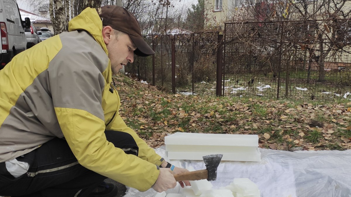 Leópolis. El ucraniano Olexandr Kutsurenko fabrica velas para los soldados.
