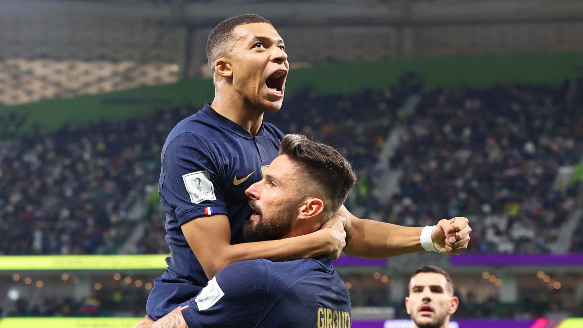 El delantero Kylian Mbappé (i) es la máxima figura de la selección francesa.