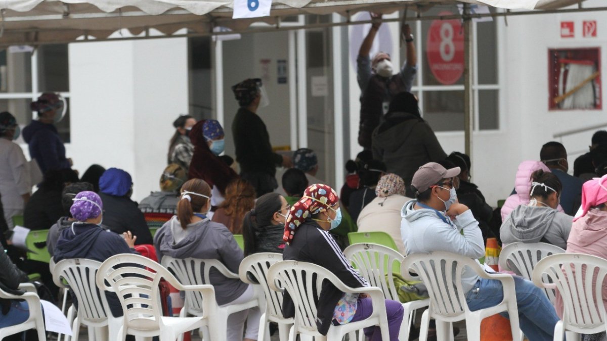 Referencial. Personas en puntos de vacunación.