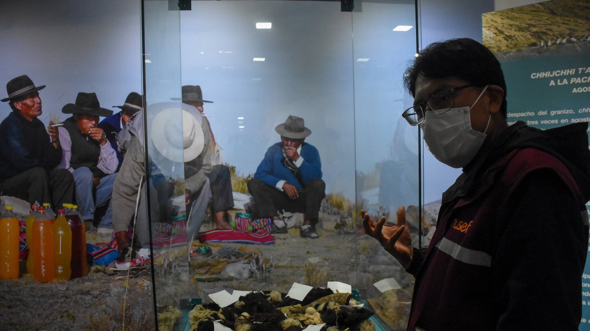 El investigador boliviano Irineo Uturunco habla sobre una ofrenda tradicional que realizan los indígenas para alejar la lluvia de sus cultivos.