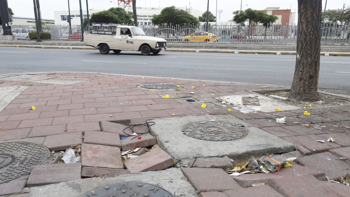 Los adoquines rotos o desbaratados en Las Américas causan una serie de problemas de movilidad en algunos tramos.