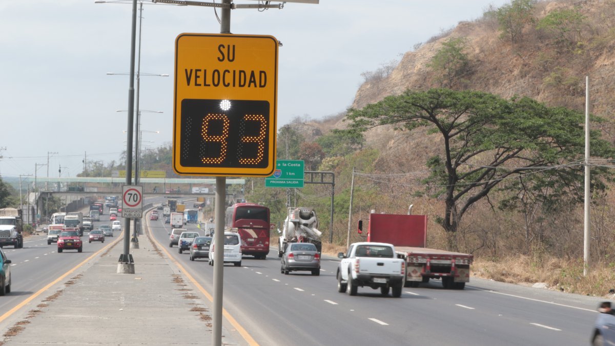 Uno de los fotorradares, en la vía Perimetral, en el noroeste de Guayaquil.