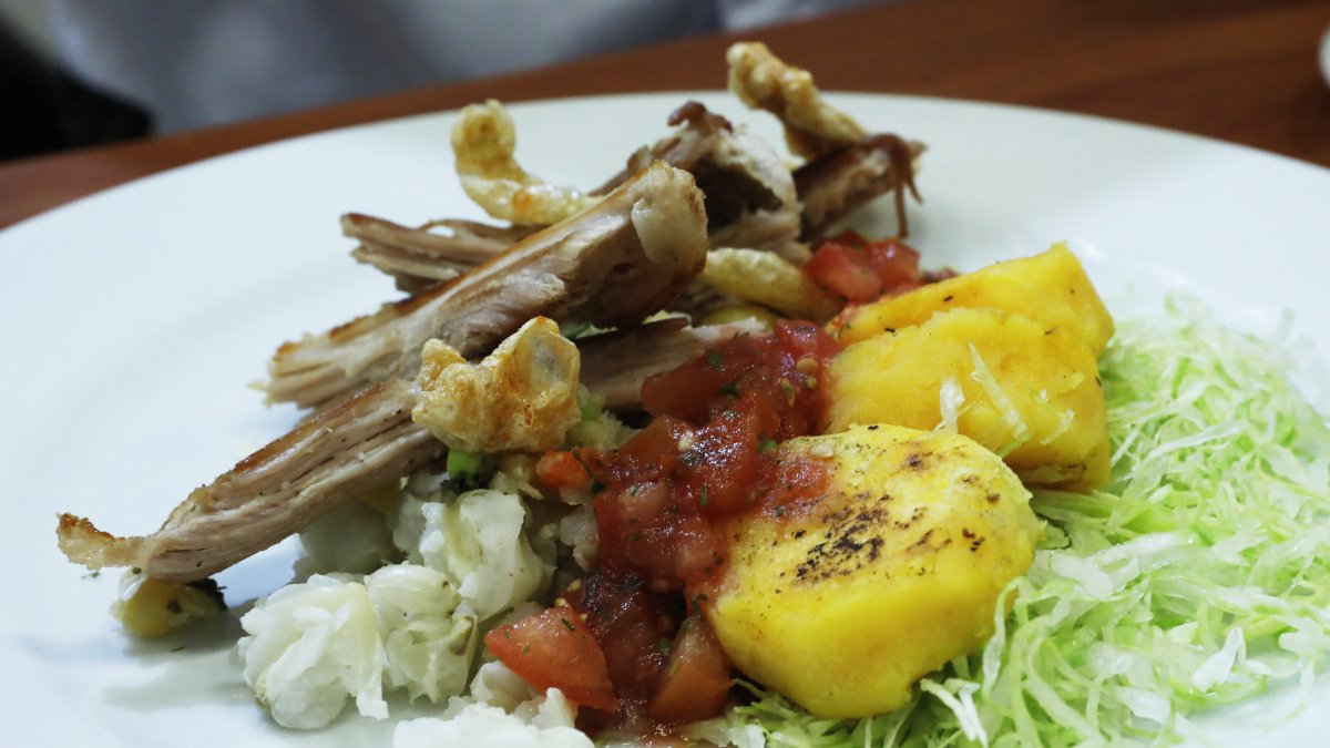 Detalle de un plato de Hornado, que hace parte de la muestra de gastronomía ecuatoriana en el Bogotá Madrid Fusión (BMF), en Bogotá (Colombia).