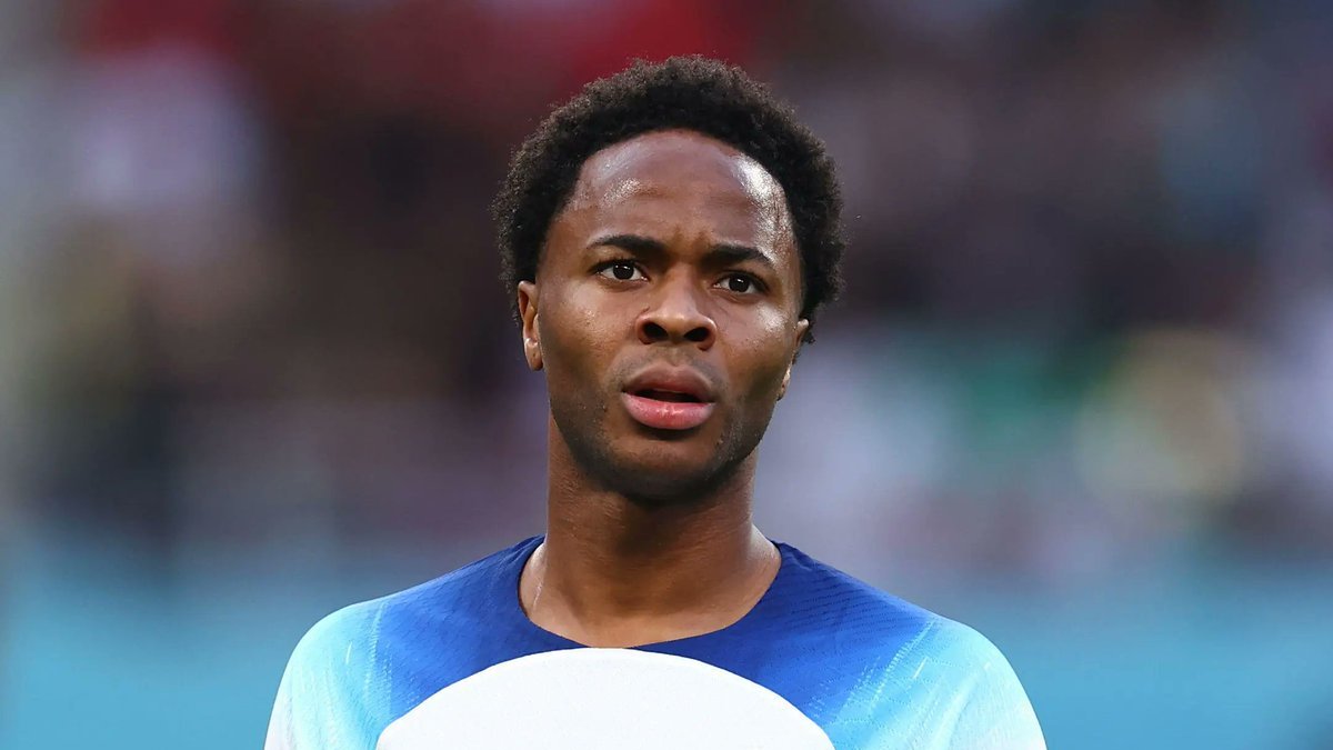 Raheen Sterling, delantero de Inglaterra, tuvo que dejar la concentración de su país por una emergencia familiar.