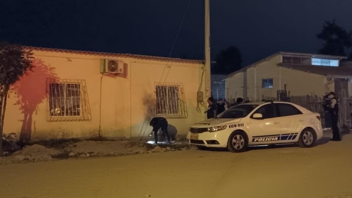 Agentes de la Policía acudieron al sitio a recabar indicios.