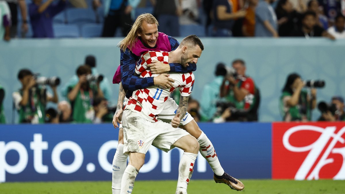 Marcelo Brozović de Croacia celebra al ganar, en la serie de penaltis en un partido de los octavos de final del Mundial de Fútbol Qatar 2022 entre Japón y Croacia en el estadio Al Janoub en Al Wakrah.