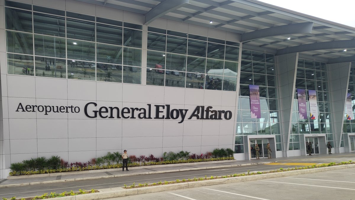 El alcalde Manta, Agustín Intriago, dijo que la entrega es un aporte significativo a la economía