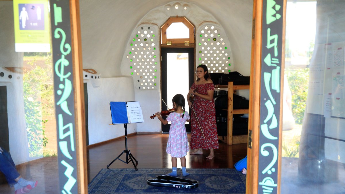 Pista. Una niña toca el violín en una clase en la escuela de Mahani Teave.