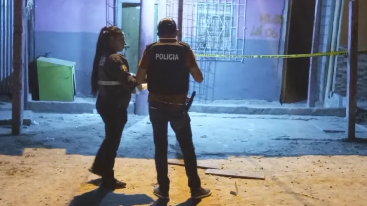 Esmeraldas. Las jóvenes jugaban naipe en la vereda, al pie de la casa cuando llegaron los sicarios.